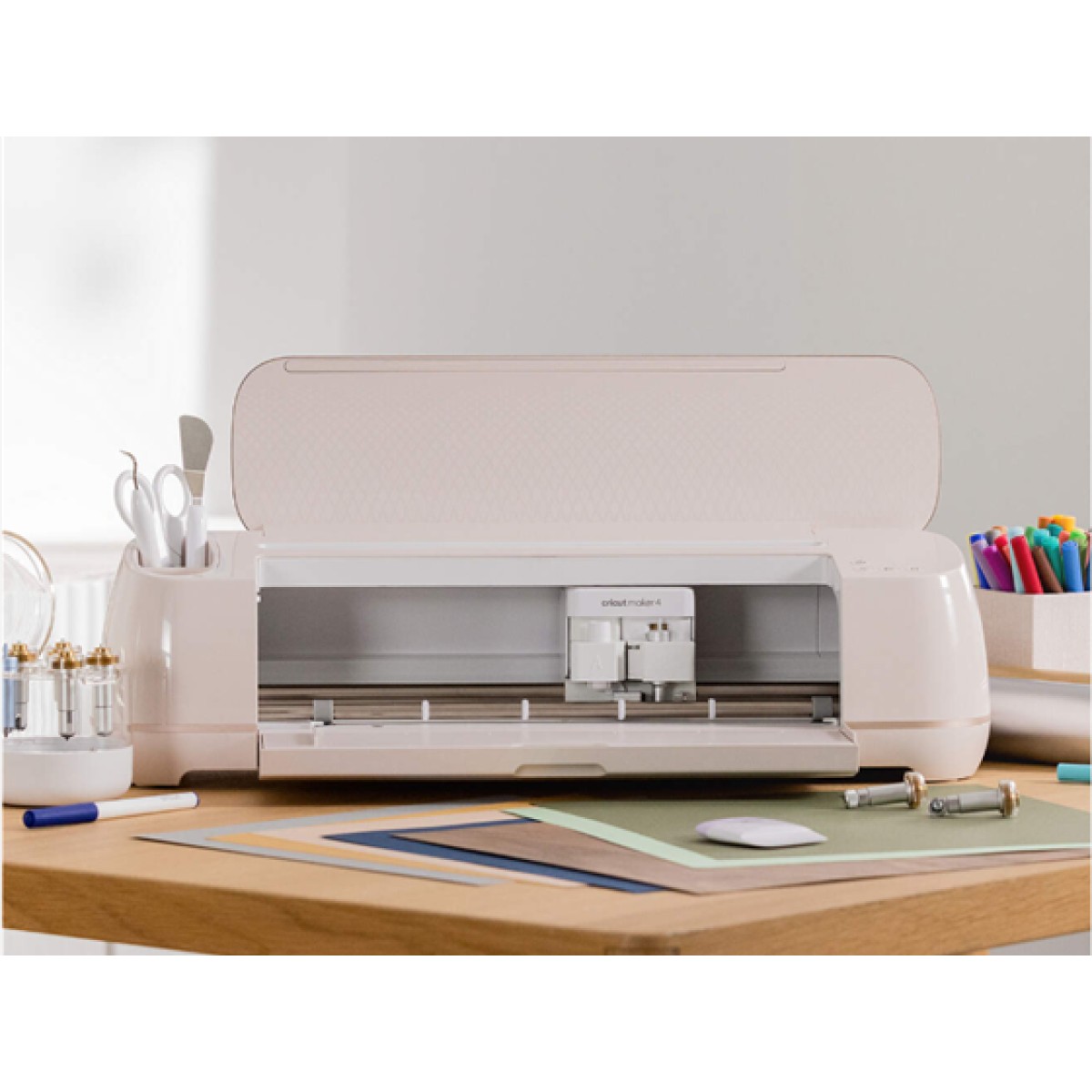 MAQUINA DE CORTE CRICUT MAKER 4, CON HOJA DE PUNTA FINA + CARCASA, ALFROMBRILLA PARA MAQUINA DE AGARRE LIGERO 12" X 12", (30.4 CM X 30.4 CM), BOLIGRAFO DE PUNTA FINA (0.4MM) , MINI DESMALEZAR, MATERIALES PARA PRACTICAR CORTES.